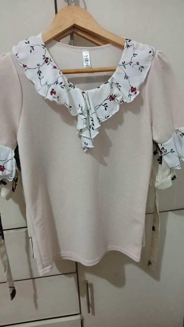 Oz brand Korean blouse top small (Category: Blouses) located in Bacoor. Submitted by nekomaruke (Listing ID 1393925805, Image 1). Description: Bought when we went to South Korea before. RFS: Decluttering, not really using it anymore.
