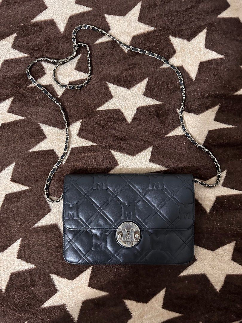 Preloved Sling wallet metrocity bag (convertible) (Category: Luxury Bags & Wallets) located in Cavite. Submitted by shielambot (Listing ID 1393825840, Image 1). Description: Sling wallet metrocity bag convertible 🔘 matte black color 🔘 scratches on hardware (see picture) 🔘 leather quilted.