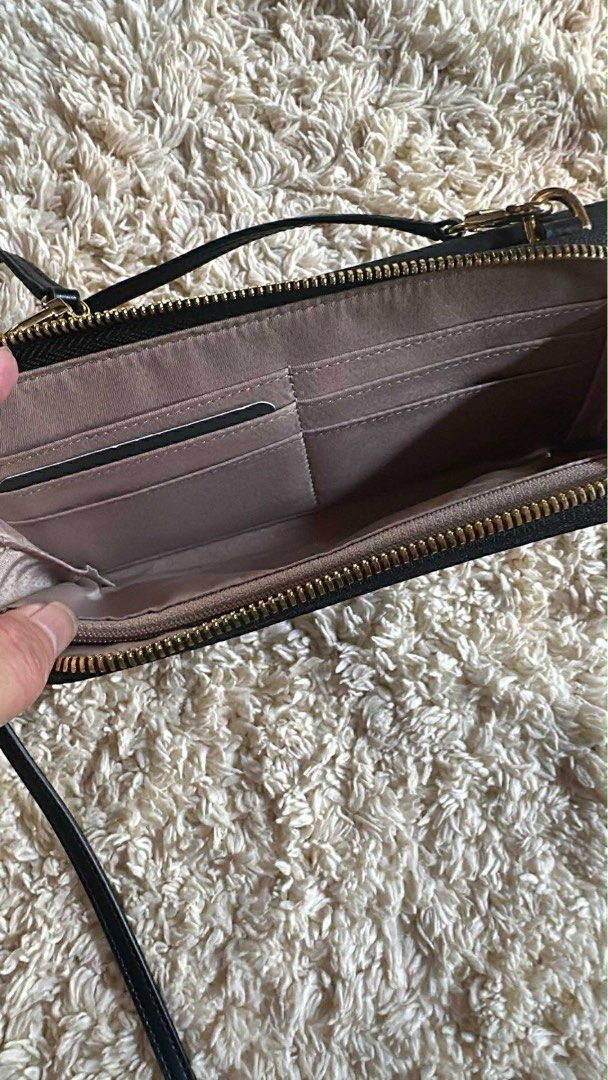 Tumi Crossbody (Category: Luxury Bags & Wallets) located in Manila. Submitted by authenticprelovedmnls (Listing ID 1393828455, Image 3). Description: With minor scratches lang sa logo & signs of usage Condition 9/10.