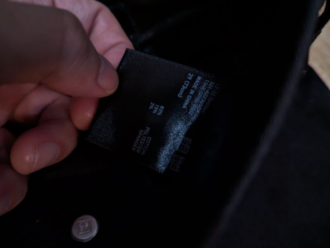 Uniqlo Black Denim Jeans (Category: Jeans) located in Taguig. Submitted by lilysdad (Listing ID 1393816483, Image 3). Description: Size 29 (73cm) as in tag length 36.