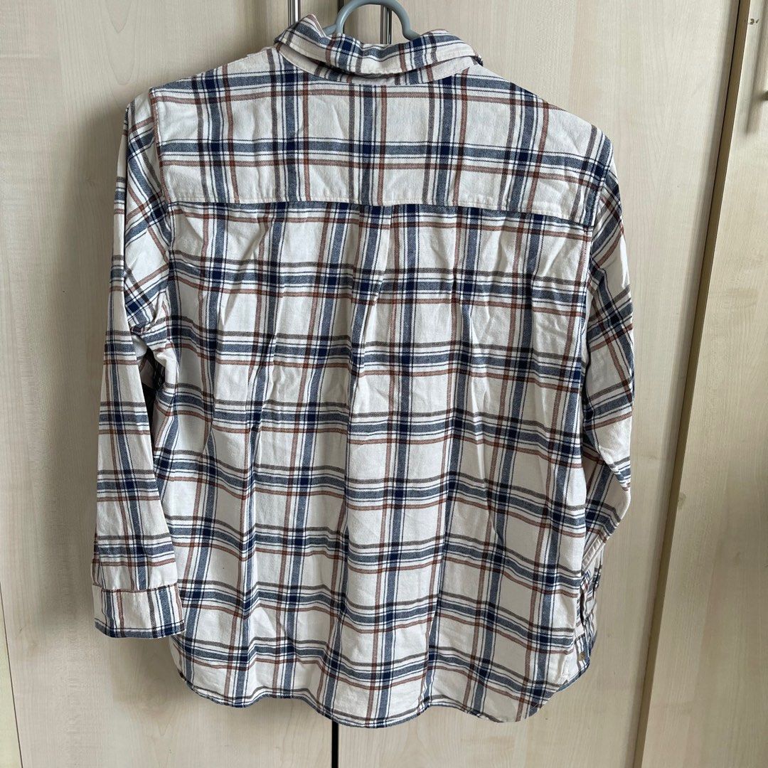 Uniqlo Long sleeve Polo (Category: Tshirts & Polo Shirts ) located in Quezon City. Submitted by pepsidom (Listing ID 1393841470, Image 2). Description: Uniqlo Long sleeve polo Plaid design Cream base with blue/orange Size xl used twice only length 26 inches top to bottom width 22 inches across.