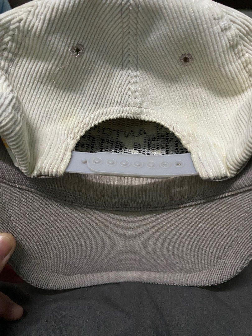 Vintage Corduroy Spurs Nba Cap (Category: Caps & Hats) located in Manila. Submitted by carbrymnl (Listing ID 1393865472, Image 2). Description: This cap is vintage so please do manage your expactation. Issues Top botton yelow stain like rust stain Color Bleeding both side Need Reshape.