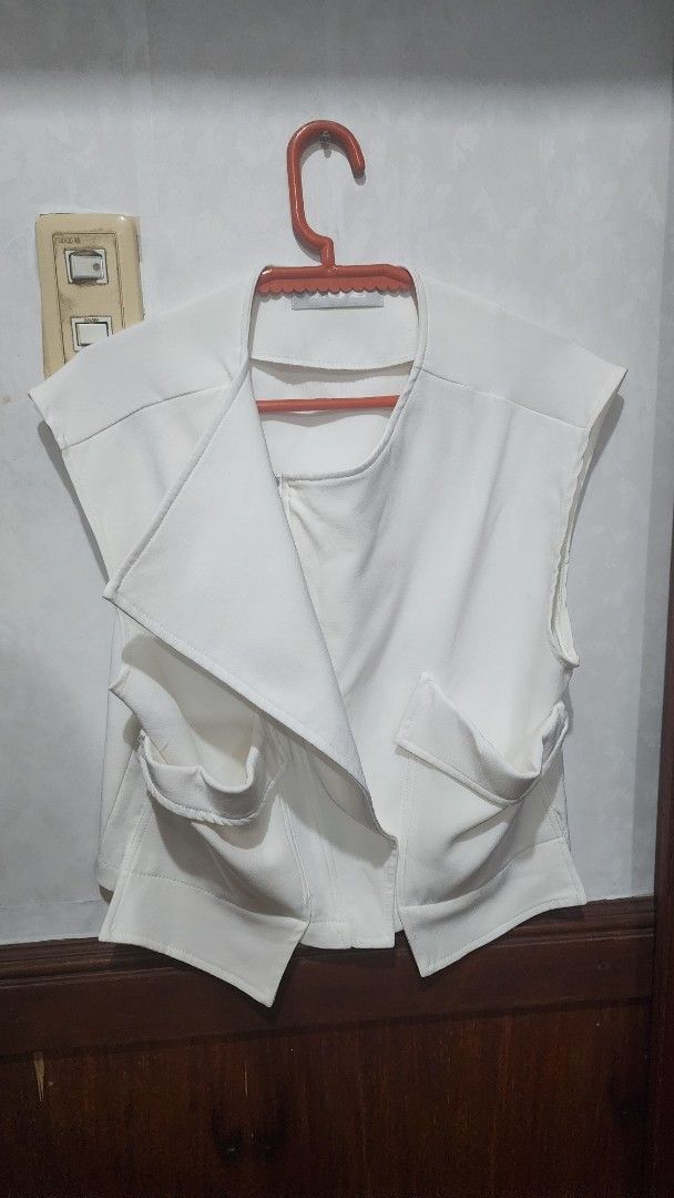 White Biker Zippered Sleveeless Top (Category: Blouses) located in Bulacan. Submitted by ecarmona (Listing ID 1393914127, Image 2). Description: - Zoz white biker sleeveless top - Size M - Thick material - Stylish design.