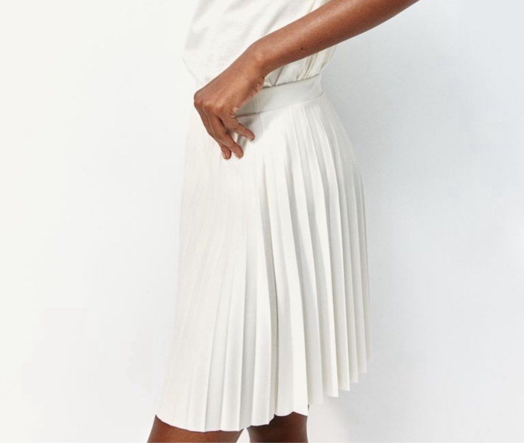 White Garterized Pleated Skirt S-M (Category: Skirts) located in Quezon City. Submitted by mfn11 (Listing ID 1394003101, Image 3). Description: White pleated skirt New but washed and stored long Garterized Best fits small.