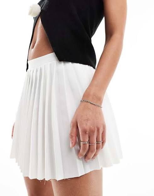White Garterized Pleated Skirt S-M (Category: Skirts) located in Quezon City. Submitted by mfn11 (Listing ID 1394003101, Image 2). Description: White pleated skirt New but washed and stored long Garterized Best fits small.