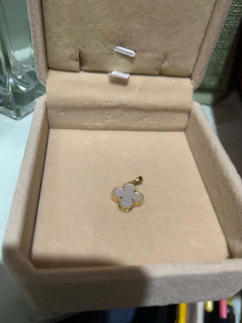 YG MOP pendant (Category: Necklaces) located in Antipolo. Submitted by ryse2 (Listing ID 1393909459, Image 1). Description: Yg mop 12mm pendant 1.21g bought from wanderluxe.