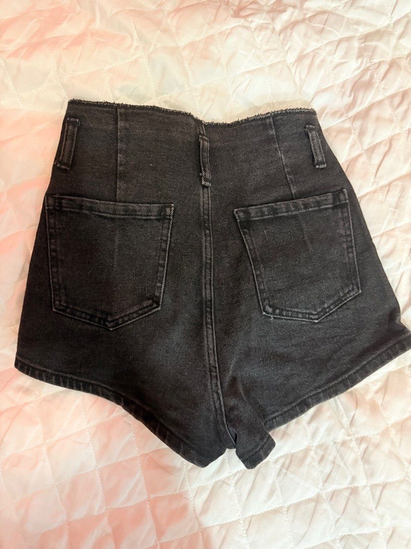 AA STYLE BLACK SHORTS CLEAN CUT (Category: Shorts) located in Cavite. Submitted by oldthreadsz (Listing ID 1394055372, Image 2). Description: Size 24-25 Lenght 13inch Slightly stretch .