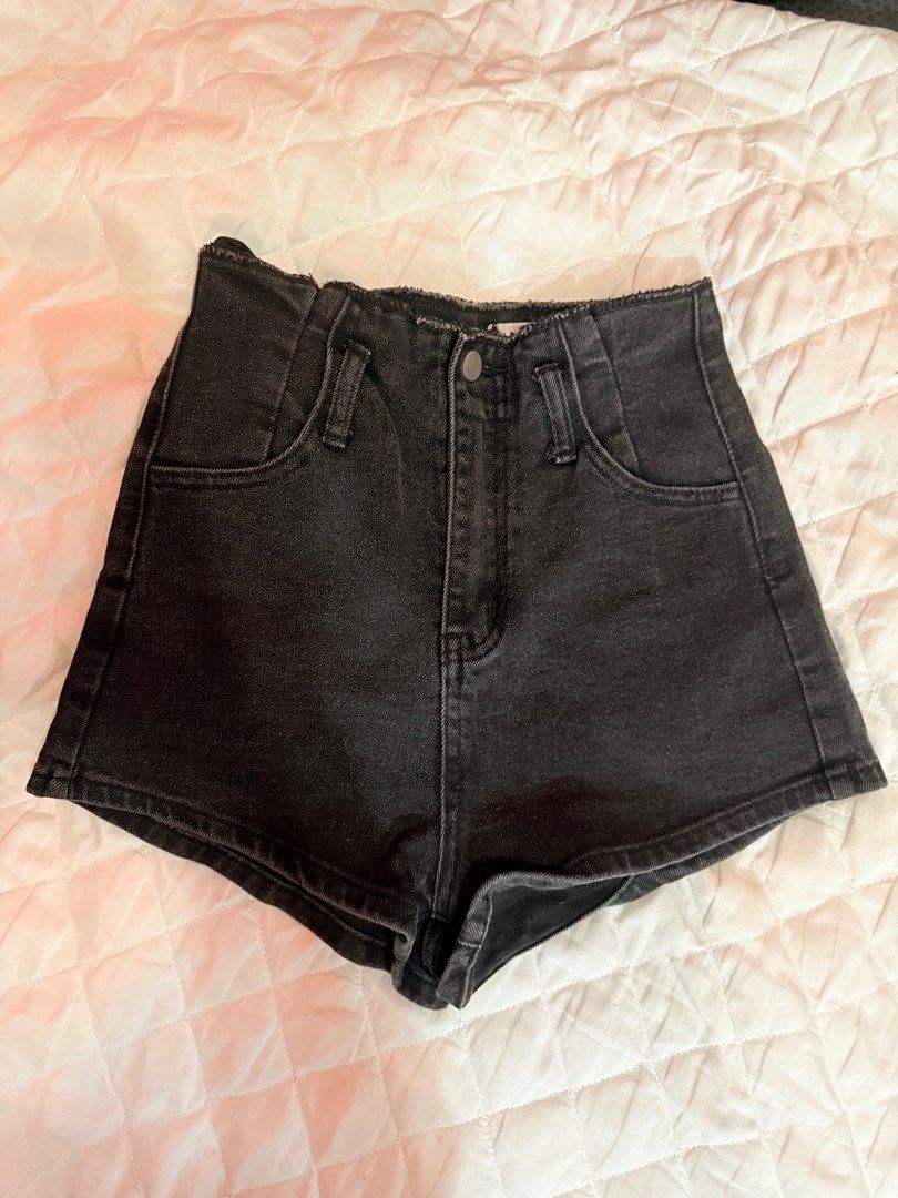 AA STYLE BLACK SHORTS CLEAN CUT (Category: Shorts) located in Cavite. Submitted by oldthreadsz (Listing ID 1394055372, Image 1). Description: Size 24-25 Lenght 13inch Slightly stretch .