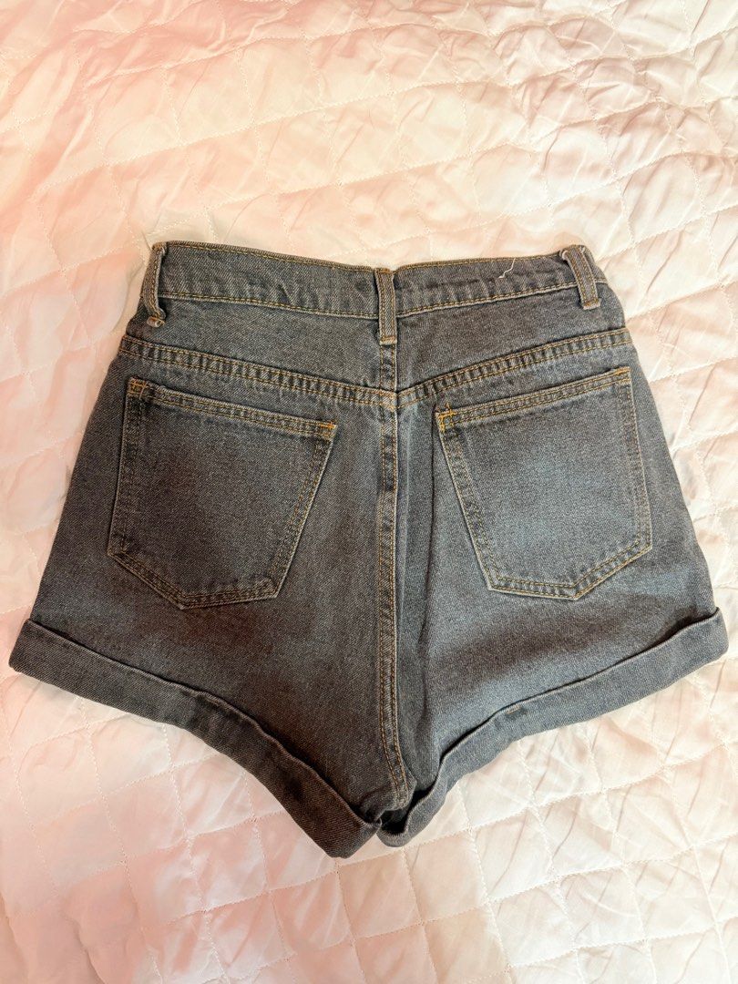 American Apparel Clean Cut Shorts Gray (Category: Shorts) located in Cavite. Submitted by oldthreadsz (Listing ID 1394054739, Image 2). Description: Size 26 Lenght 14’ AA shorts.