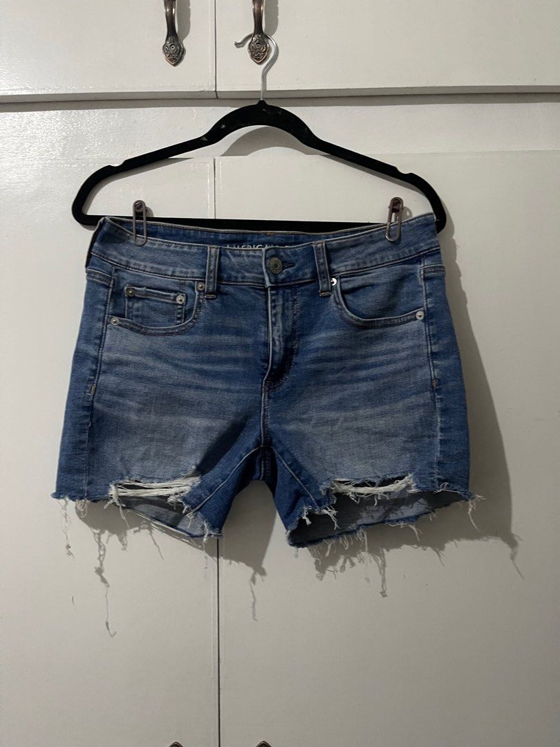American Eagle semi tattered denim shorts (Category: Shorts) located in Angeles City. Submitted by brainselle (Listing ID 1394198190, Image 1). Description: S: 29-30 Mod Jnt.