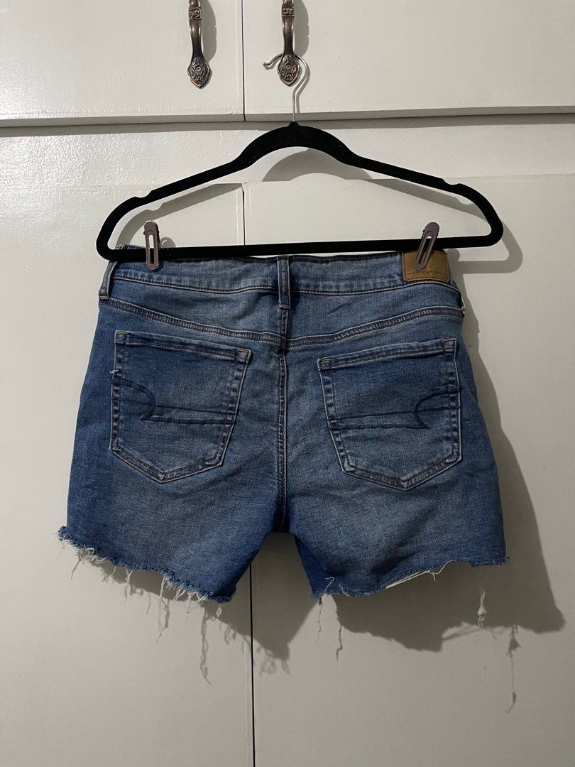 American Eagle semi tattered denim shorts (Category: Shorts) located in Angeles City. Submitted by brainselle (Listing ID 1394198190, Image 3). Description: S: 29-30 Mod Jnt.