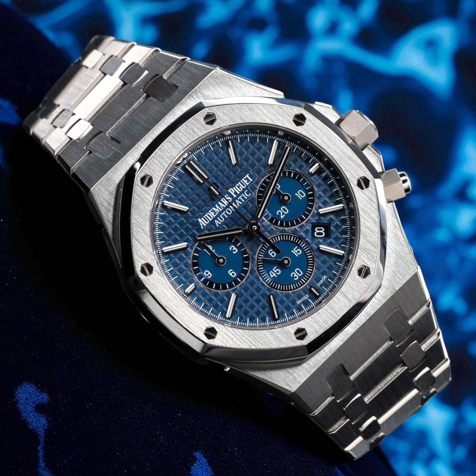 Audemars Piguet Royal Oak Chronograph ICONIC 41mm Blue Dial Stainless Steel 26320ST.OO.1220ST.03 26320ST (Category: Watches) located in Singapore. Submitted by alientime.sg (Listing ID 1394204016, Image 1). Description: 👑 Licensed under Ministry of Law & SPF | ACRA Registered Office-Based Business 👑 ✅ All watches come with 1-Year AlienTime Warranty 📍 Schedule for Viewings | 📩 Trades welcome Key Details: Model: 26320ST.OO Year: Unknown Box & P