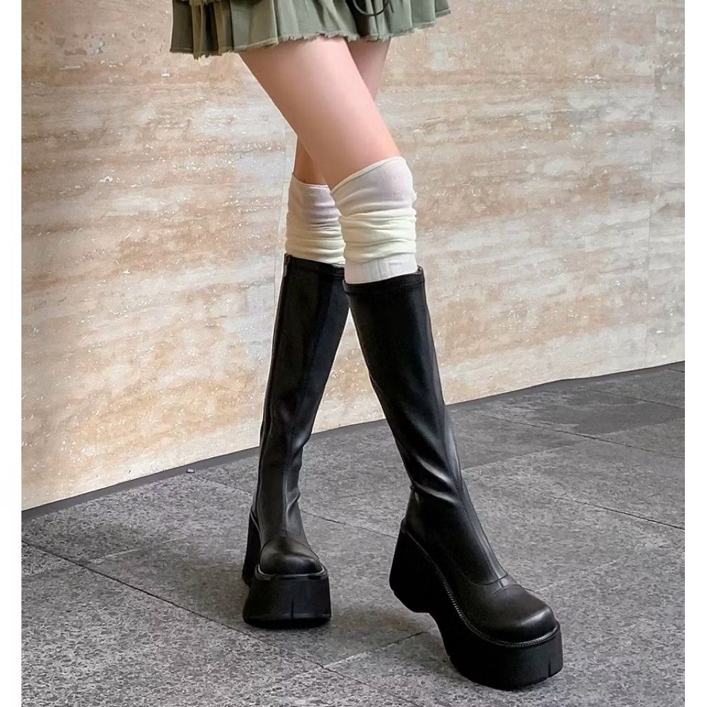 BNEW BLACK KNEEHIGH PLATFORM CHUNKY BOOTS (Category: Boots) located in Manila. Submitted by anline_ (Listing ID 1394047633, Image 1). Description: available size 38&39.