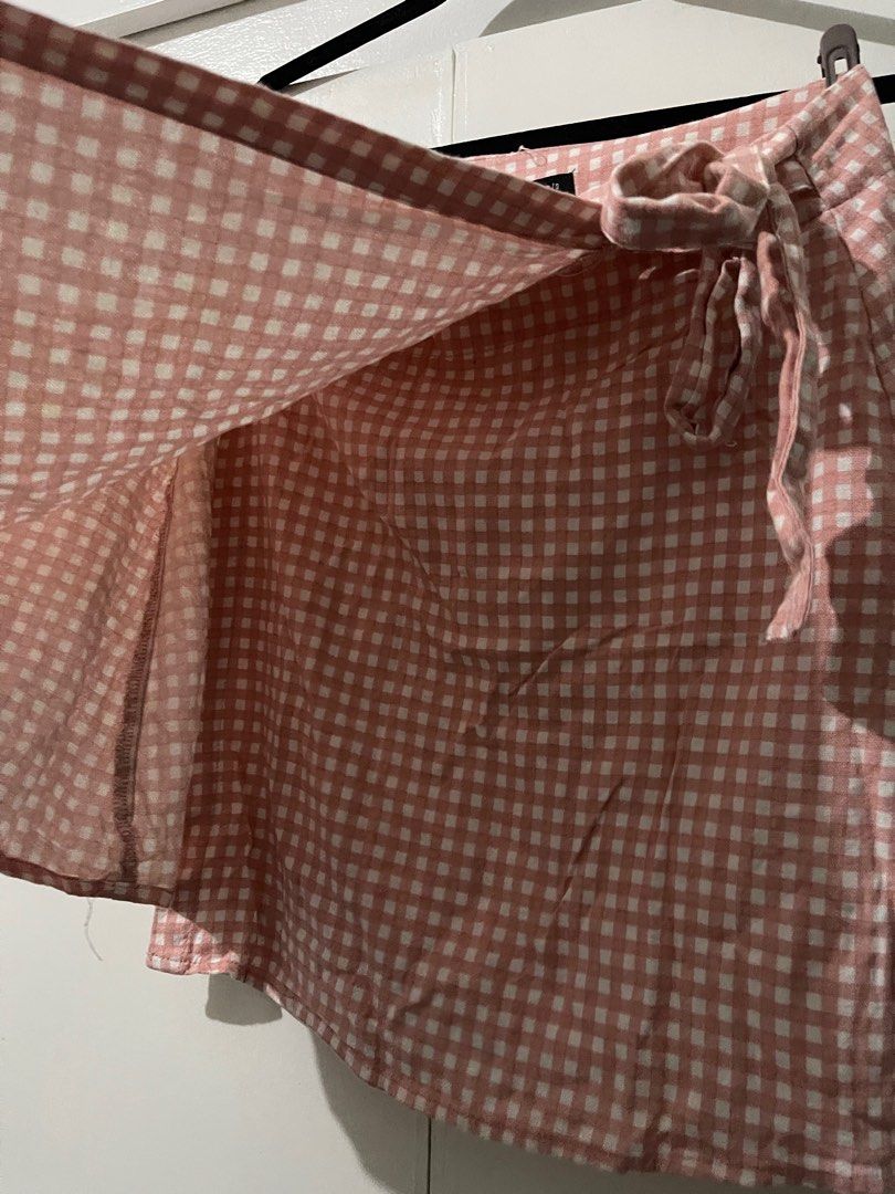 Cotton on wrap pink gingham skirt (Category: Skirts) located in Angeles City. Submitted by brainselle (Listing ID 1394196805, Image 3). Description: S: 27-28 L: 15" Mod Jnt.