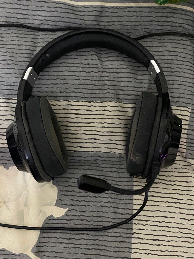 Edifier Hecate II (Category: Headphones & Headsets) located in Rizal. Submitted by van11160331 (Listing ID 1394027156, Image 1). Description: flaw: Ear muffs (replaceable btw) are peeling .