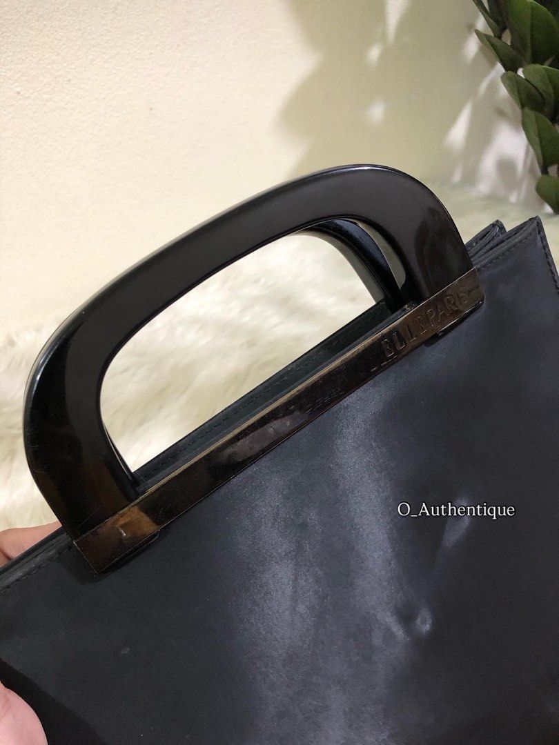 ELLE PARIS TOP HANDLE BAG (Category: Tote Bags) located in Manila. Submitted by o_authentique (Listing ID 1394022210, Image 3). Description: ELLE PARIS •A sleek , minimalist tote bag. •It features a structured silhouette with a unique top handle design. The handles consist of a glossy, rounded component and a metallic bar with the brand name etched on it. •Made in Paris .