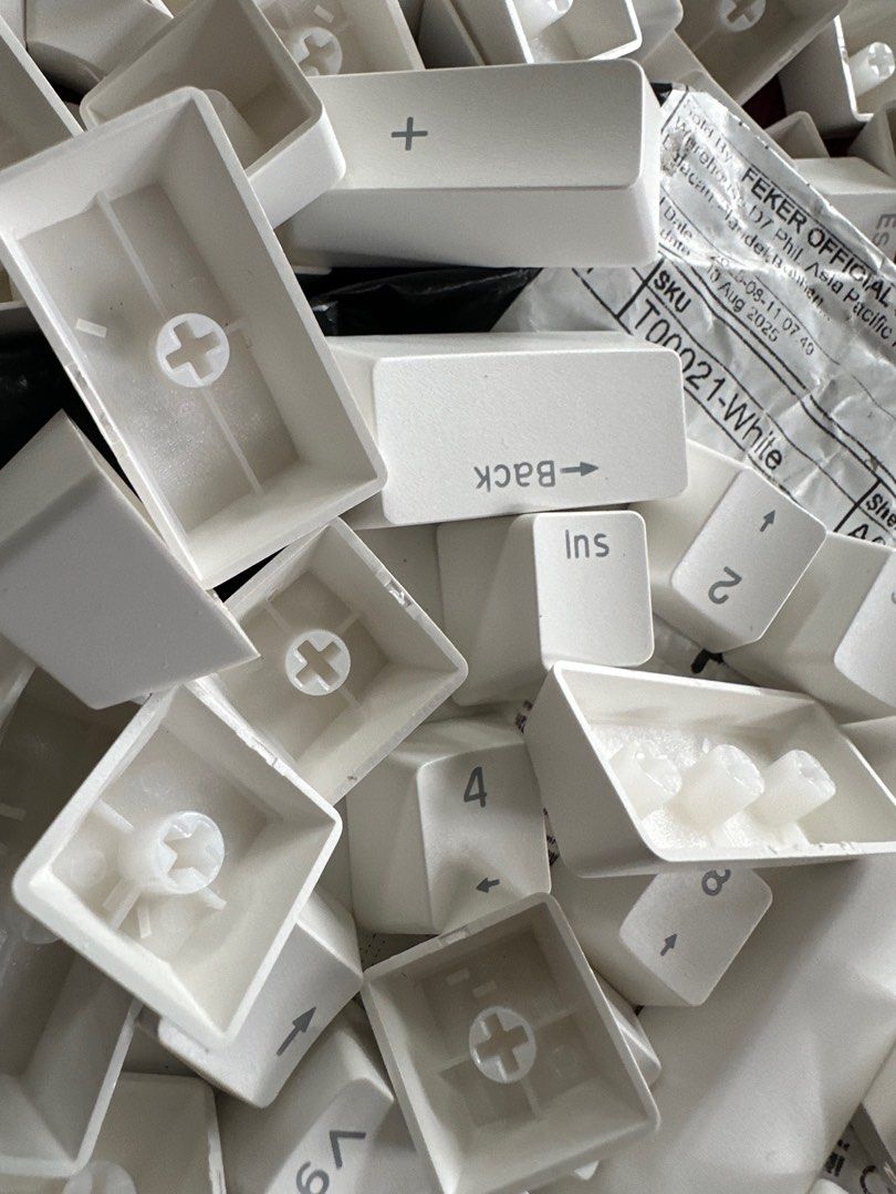 Feker Keycaps (Category: Computer Keyboard) located in Los Banos. Submitted by titoby (Listing ID 1394070273, Image 3). Description: FEKER Key Caps - White 114 pcs of double shot keycaps Please offer your best price Negotiable Los Banos, Laguna area.