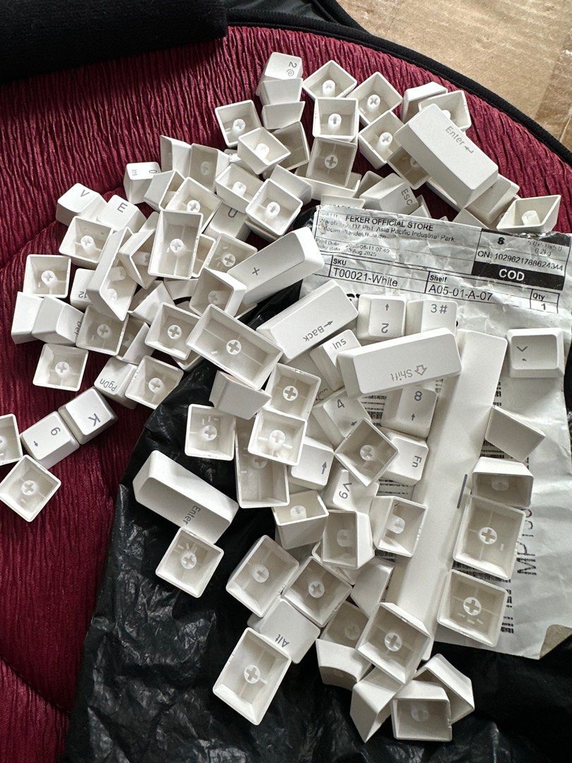 Feker Keycaps (Category: Computer Keyboard) located in Los Banos. Submitted by titoby (Listing ID 1394070273, Image 2). Description: FEKER Key Caps - White 114 pcs of double shot keycaps Please offer your best price Negotiable Los Banos, Laguna area.