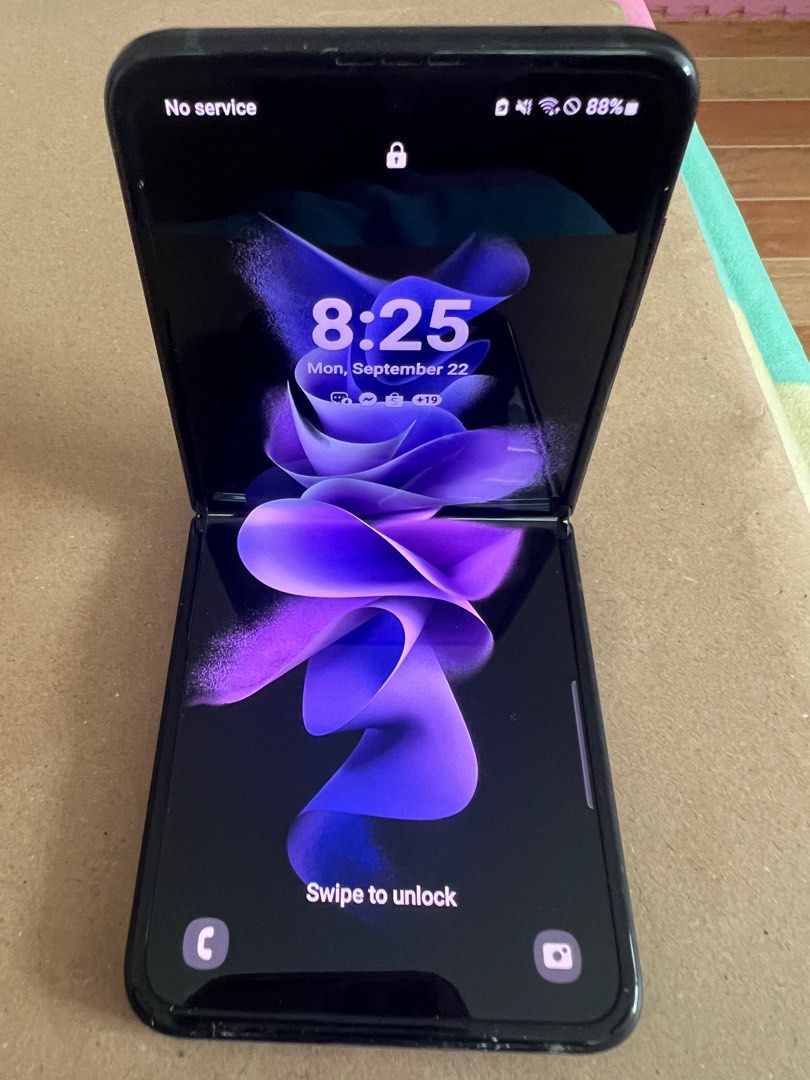 Flip 3 5G Galaxy Z (Category: Samsung) located in Binangonan. Submitted by cecille_gz (Listing ID 1394014805, Image 3). Description: Not used all the time, using iphone for daily use.