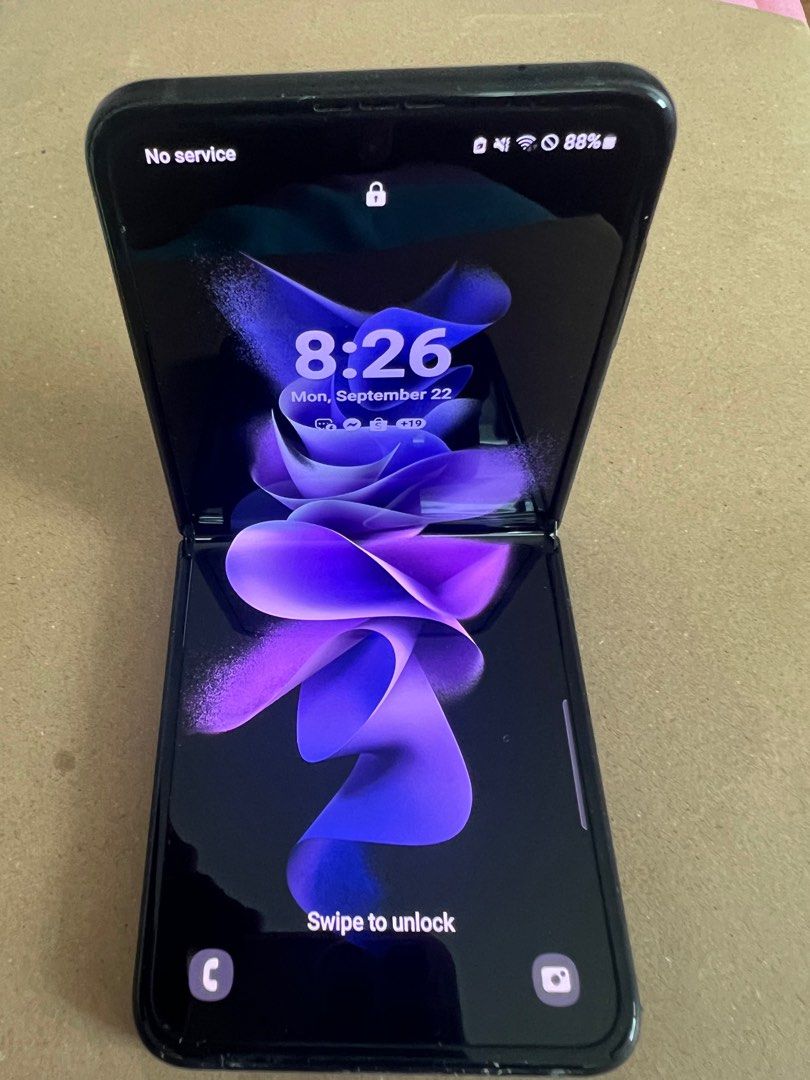 Flip 3 5G Galaxy Z (Category: Samsung) located in Binangonan. Submitted by cecille_gz (Listing ID 1394014805, Image 2). Description: Not used all the time, using iphone for daily use.