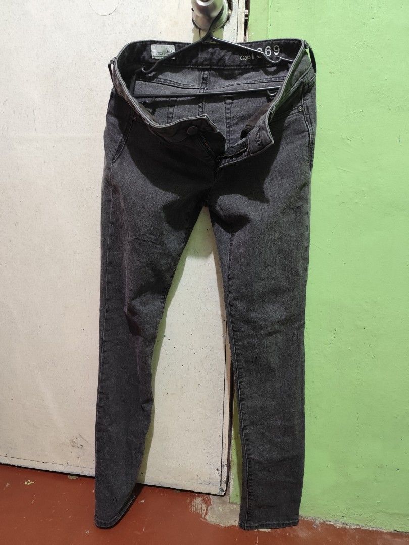 Gap 1969 Skinny Jeans - 27 (Category: Jeans) located in Valenzuela. Submitted by imyel18 (Listing ID 1394127149, Image 1). Description: - Gap 1969 skinny jeans - Dark grey color / faded black - Size 27 - Button and zipper closure - Two back pockets and two front pockets.