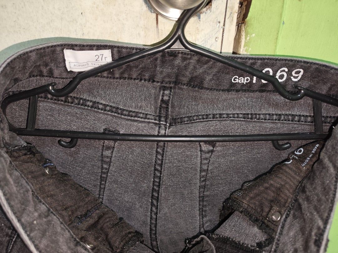 Gap 1969 Skinny Jeans - 27 (Category: Jeans) located in Valenzuela. Submitted by imyel18 (Listing ID 1394127149, Image 2). Description: - Gap 1969 skinny jeans - Dark grey color / faded black - Size 27 - Button and zipper closure - Two back pockets and two front pockets.