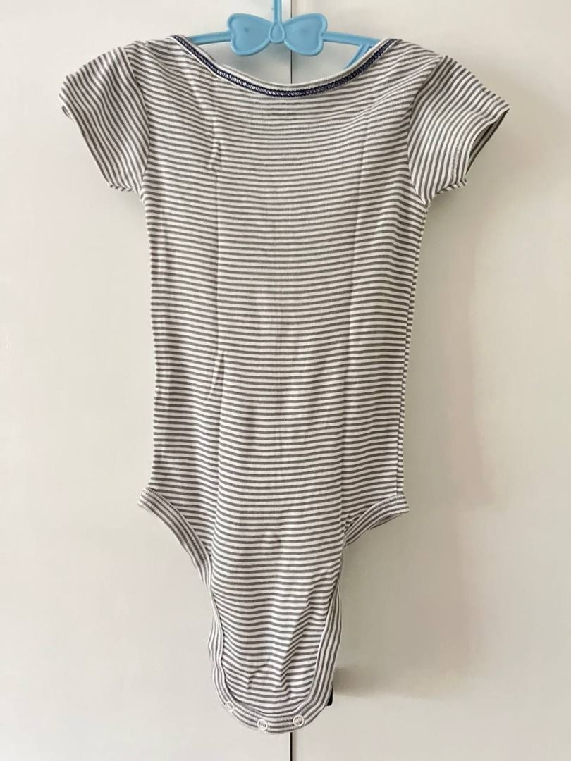 Gerber Striped Onesie 6-9M (Category: Babies & Kids Fashion) located in Quezon City. Submitted by gianna30 (Listing ID 1394064240, Image 2). Description: - Gerber onesie - Size: 6-9 months - Color: Gray and white stripes - Features: Short sleeves, snap closures - Details: Navy blue neckline trim, made in India ❇️Preloved po ito. Manage your expectations. ❇️Last Price Posted. ❌ No meet up ❌ No to bogus buyer 🚚 Shipping Via Lalamove/Grab/LBC 📍 Ba