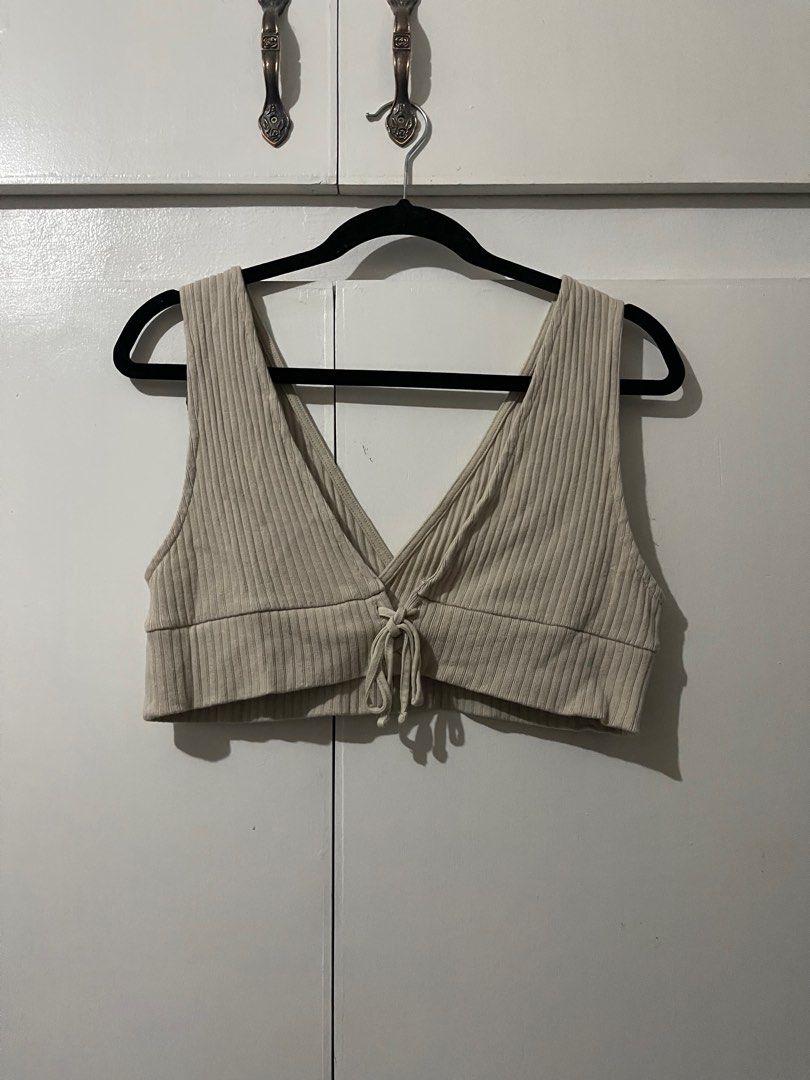 Gu 2way ribbed knit bralette / crop top (Category: Sleeveless) located in Angeles City. Submitted by brainselle (Listing ID 1394197865, Image 2). Description: L-xl Can be worn 2 way Mod Jnt.