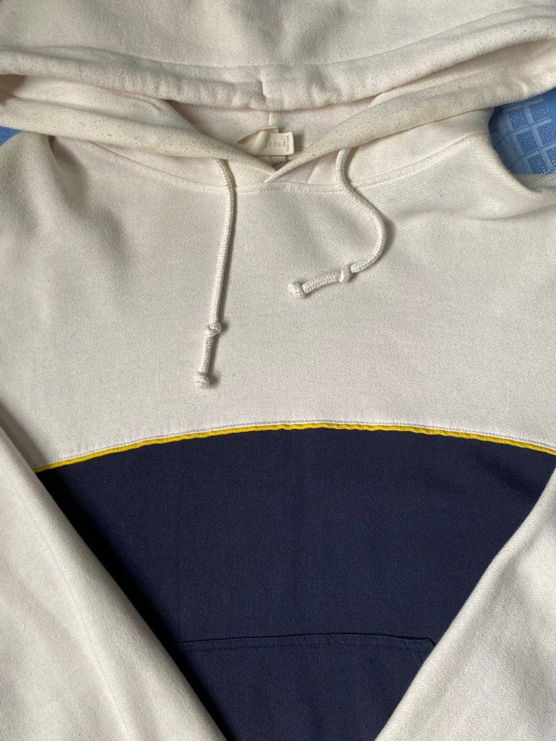 H&M Hoodie (Category: Hoodies) located in Quezon City. Submitted by denjayc (Listing ID 1394048502, Image 2). Description: Width: 24 Length: 28 Sleeve Length: 23 Issues: Check Pics.