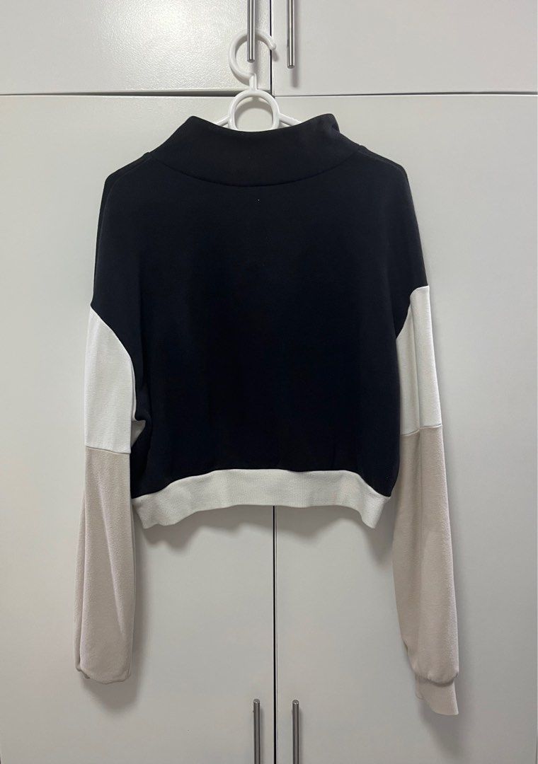 H&M Zip up hoodie crop (Category: Coats, Jackets and Outerwear) located in Taguig. Submitted by bunnydeclutters (Listing ID 1394086653, Image 2). Description: -Cropped jacket from H&M in the size small. -The item is in good condition - Has cuffed sleeves - the lining is a fleece like material.