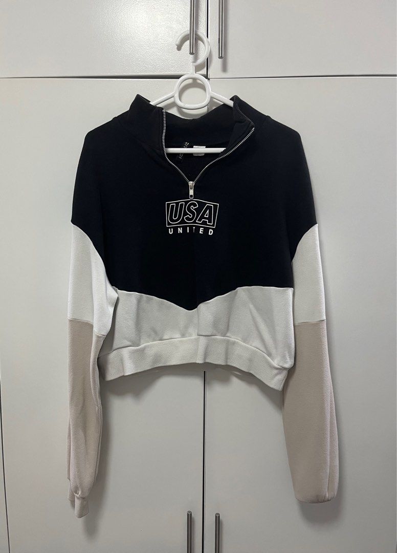 H&M Zip up hoodie crop (Category: Coats, Jackets and Outerwear) located in Taguig. Submitted by bunnydeclutters (Listing ID 1394086653, Image 1). Description: -Cropped jacket from H&M in the size small. -The item is in good condition - Has cuffed sleeves - the lining is a fleece like material.