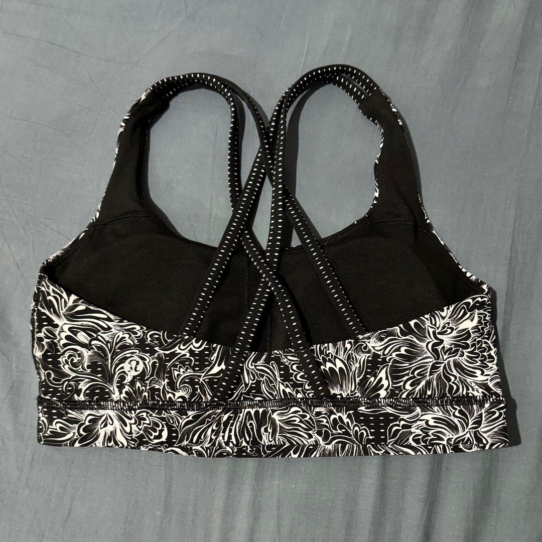 Lululemon Energy Bra Dot 6 (Category: Activewear) located in Manila. Submitted by dodebelen (Listing ID 1394135484, Image 2). Description: Lululemon Energy Bra Alpine White Black Floral Dot 6.