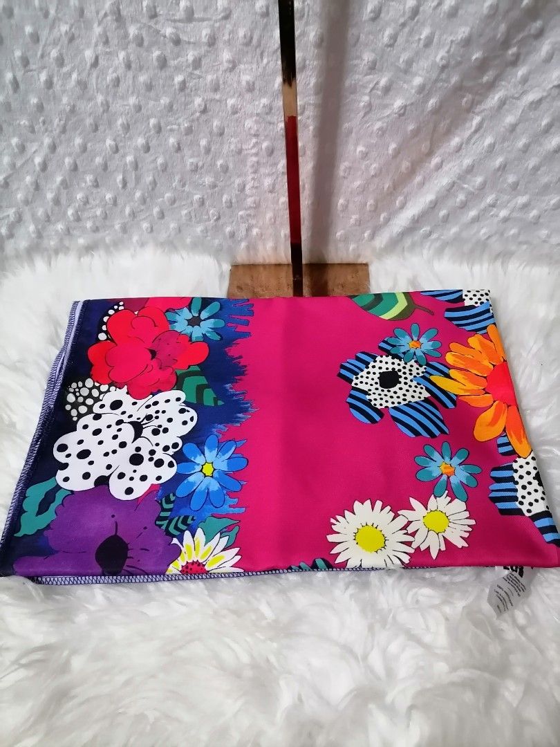 Lush Silk Scarf (Category: Scarves) located in Butuan. Submitted by az-branded.items (Listing ID 1394125524, Image 3). Description: Size: 27.5" x 27" Good as new Selected from Japan bale.