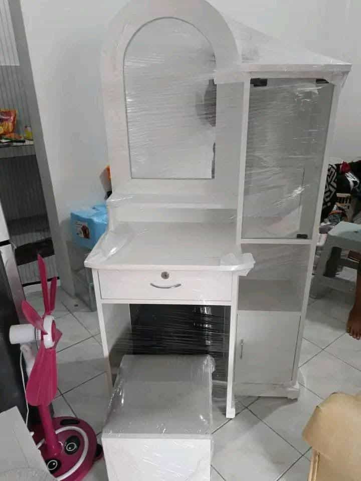 Me Vanity mirror set na po (Category: Mirrors) located in Manila. Submitted by dolorchris69891 (Listing ID 1394099701, Image 1). Description: vanity mirror.