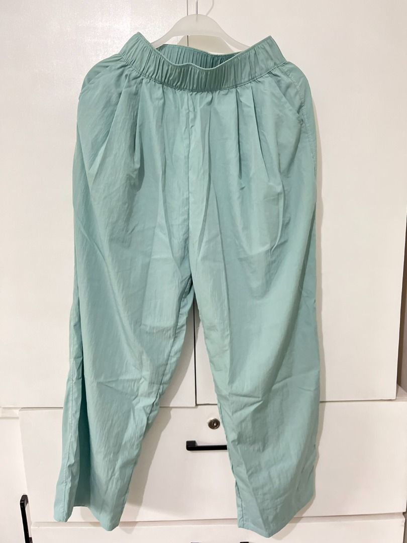 Mint Green Wide Leg Pants (Category: Other Bottoms) located in Quezon City. Submitted by gianna30 (Listing ID 1394064806, Image 1). Description: - Mint green wide-leg pants - Elastic waistband - Pleated design - Relaxed fit - Lightweight fabric - Features pockets - Comfortable for casual wear - Waist: Approximately 12 inches ❇️Preloved po ito. Manage your expectations. ❇️Last Price Posted. ❌ No meet up ❌ No to bogus buyer 🚚 Shipping Via Lalamove