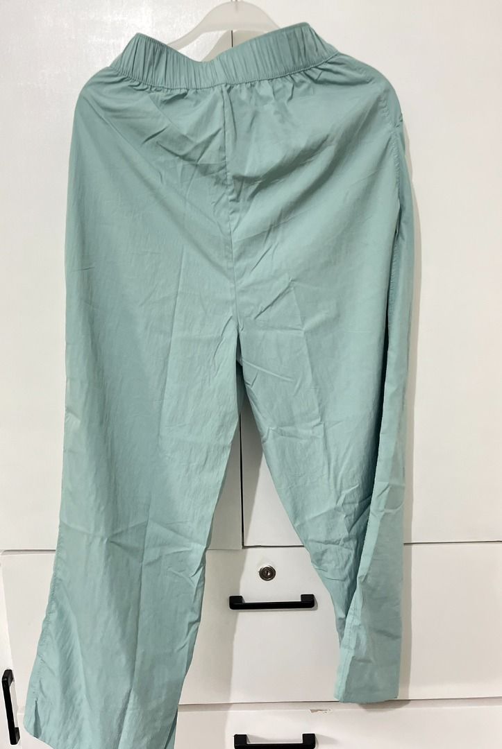 Mint Green Wide Leg Pants (Category: Other Bottoms) located in Quezon City. Submitted by gianna30 (Listing ID 1394064806, Image 2). Description: - Mint green wide-leg pants - Elastic waistband - Pleated design - Relaxed fit - Lightweight fabric - Features pockets - Comfortable for casual wear - Waist: Approximately 12 inches ❇️Preloved po ito. Manage your expectations. ❇️Last Price Posted. ❌ No meet up ❌ No to bogus buyer 🚚 Shipping Via Lalamove