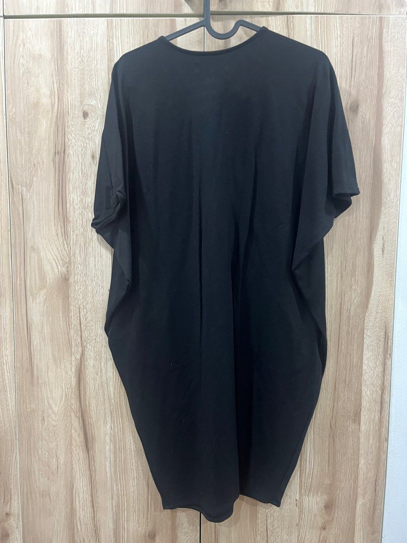 Mosaic Black Dress (Category: Dresses) located in Quezon City. Submitted by bonkee_declutters (Listing ID 1394033110, Image 2). Description: Thick fabric with 2 side pockets Worn once then kept in closet RFS: decluttering Estimates size when laid flat: Width - 28 inches Length - 35 inches.