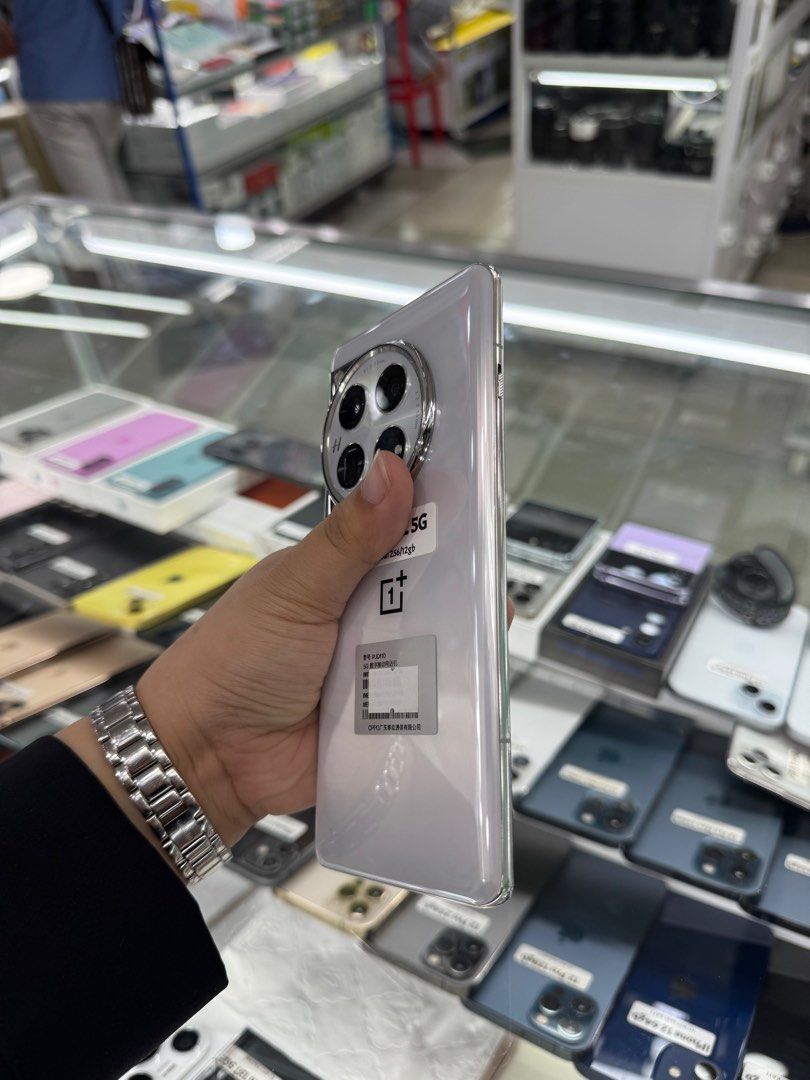 OnePlus 12 5G 256gb Flash Global FU No issue Complete (Category: OnePlus) located in San Juan City. Submitted by javedsgadgetshop (Listing ID 1394014133, Image 3). Description: INSTALLMENT OPTIONS : SPAY LATER / GGIVES / CREDIT CARD! WE BUY AND SELL SO PWEDE MAGBINTA OR SWAP ! Quick Specs : 💵 OnePlus 12 5G •256gb •Flash Global Variant •Good batt health •Factory Unlock •95% Smoothness •No hidden issue | No Repaired •100% Authentic | Not Refurbish