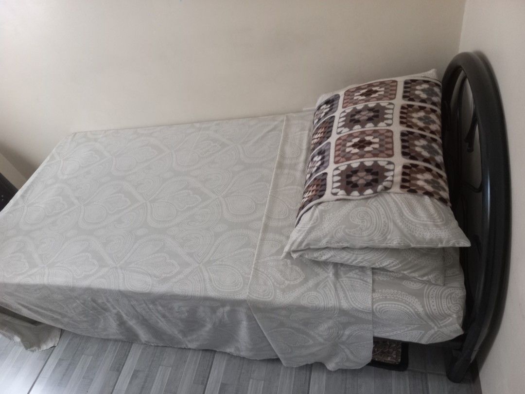 Splittype Bedframe with foam (Category: Bed Frames & Mattresses) located in Quezon City. Submitted by ceegee30 (Listing ID 1394125590, Image 1). Description: Foam Size 6inches thick. 36x75 foam and bedframe. 📍PICK UP LOCATION: Cubao QC. For estimation: pin ACL Suites 13th avenue. 📌 The buyer is responsible for covering the transportation fees. Last year lang nabili. RFS: Moving out..