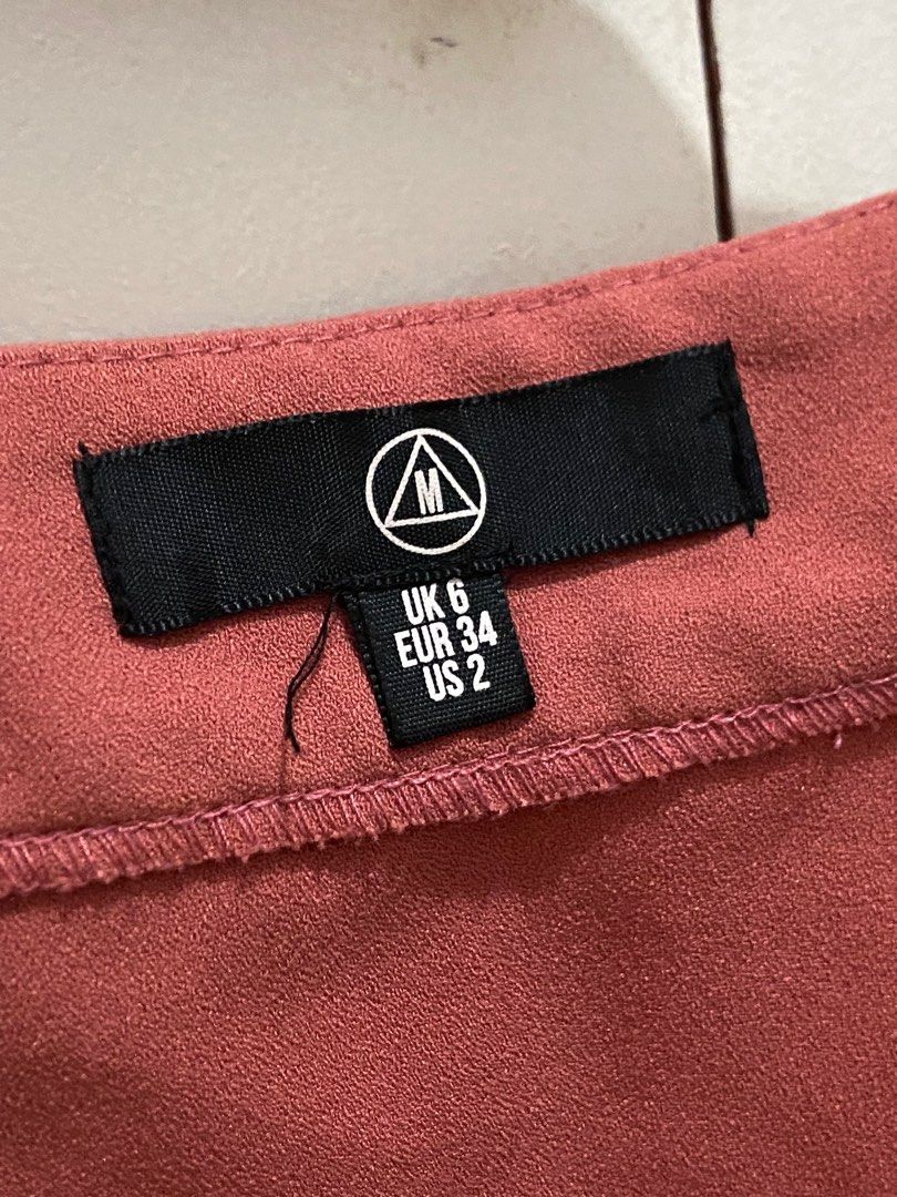 Women's skirt (Category: Skirts) located in Quezon City. Submitted by addy_addy (Listing ID 1394195515, Image 2). Description: 💟 Approximate measurements: • Waist: 64 cm • Length: 42.5 cm.