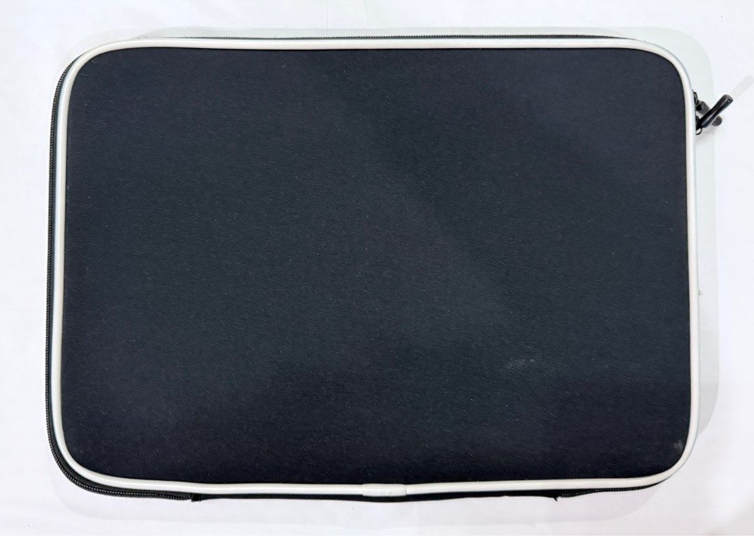 16 inch Laptop Sleeve (Category: Laptop Bags & Sleeves) located in Antipolo. Submitted by ramosjenessa (Listing ID 1394315015, Image 2). Description: Original apple laptop sleeve Fits 16 inch laptop Thick and hard foam material Black.