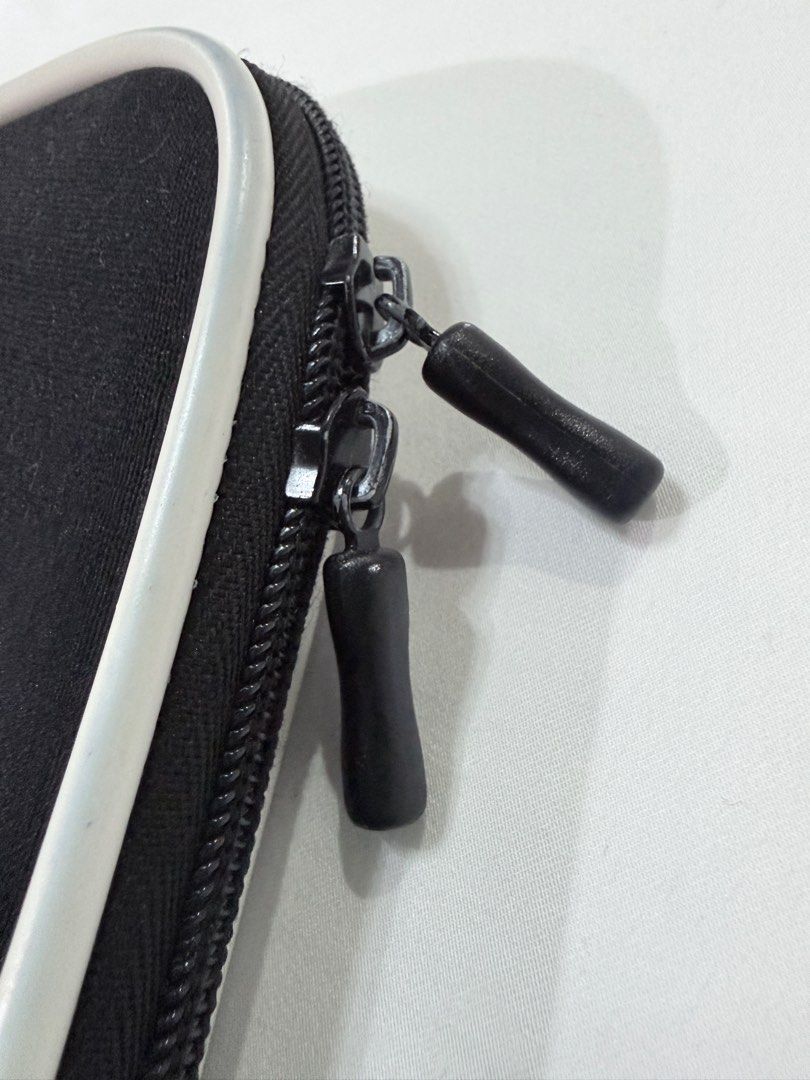 16 inch Laptop Sleeve (Category: Laptop Bags & Sleeves) located in Antipolo. Submitted by ramosjenessa (Listing ID 1394315015, Image 3). Description: Original apple laptop sleeve Fits 16 inch laptop Thick and hard foam material Black.