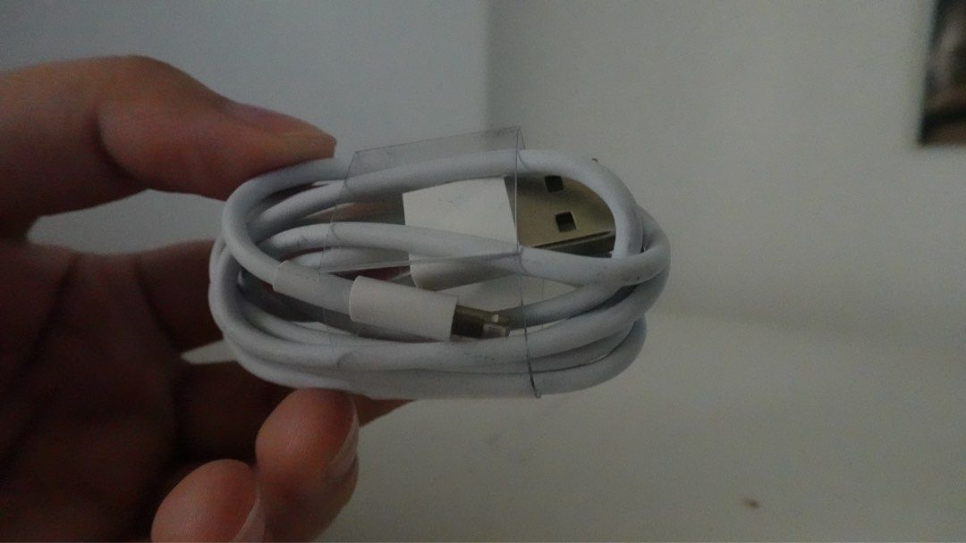 Apple Lightning Cable Charger (Lightning to USB) (Category: Chargers & Cables) located in Bacoor. Submitted by decluttergirlie2 (Listing ID 1394401629, Image 2). Description: RFS: Di nagagamit, daming extra chargers - I have 4 of these, all for sale Location: Bacoor, Cavite.