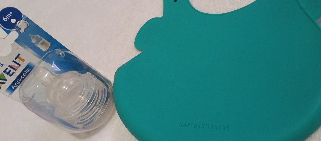 Avent 6m+ Anti-Colic Nipple & Marcus & Marcus Bib (Category: Breastfeeding & Bottle Feeding) located in Quezon City. Submitted by lion_s (Listing ID 1394266853, Image 2). Description: - Brand new, sealed Philips Avent anti-colic nipple (6m+) - Includes a Marcus & Marcus bib - Bib color: 𝚐𝚛𝚎𝚎𝚗 - Bib design: Cute animal - Ideal for feeding babies - Bundle price: ₱250.