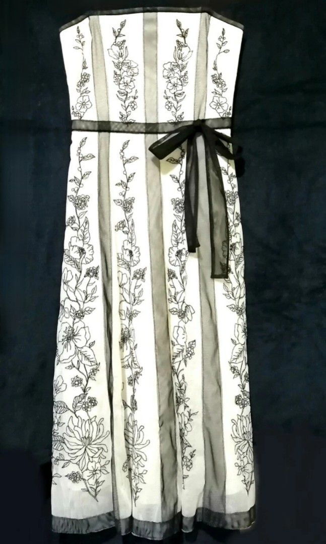 BCBG corset embroidered beige tulle dress (Category: Dresses) located in Donsol. Submitted by saksthriftavenuebyluckymaria8 (Listing ID 1202004677, Image 2). Description: size 2 fits S to M very expensive chest 16-18.5in empire cut waist 13-14in from armpit to hem - length 37in armhole 8in excellent condition gently used bit stretchable zipper closure - back part.