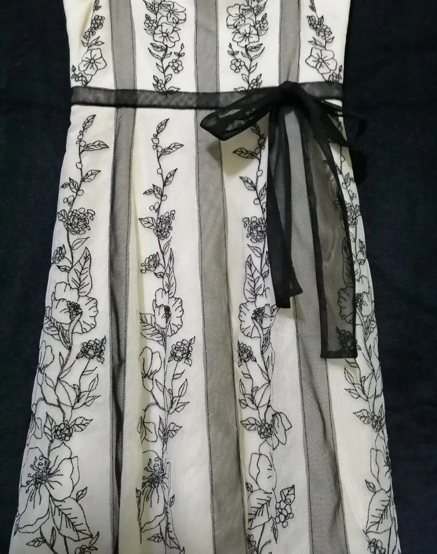 BCBG corset embroidered beige tulle dress (Category: Dresses) located in Donsol. Submitted by saksthriftavenuebyluckymaria8 (Listing ID 1202004677, Image 3). Description: size 2 fits S to M very expensive chest 16-18.5in empire cut waist 13-14in from armpit to hem - length 37in armhole 8in excellent condition gently used bit stretchable zipper closure - back part.