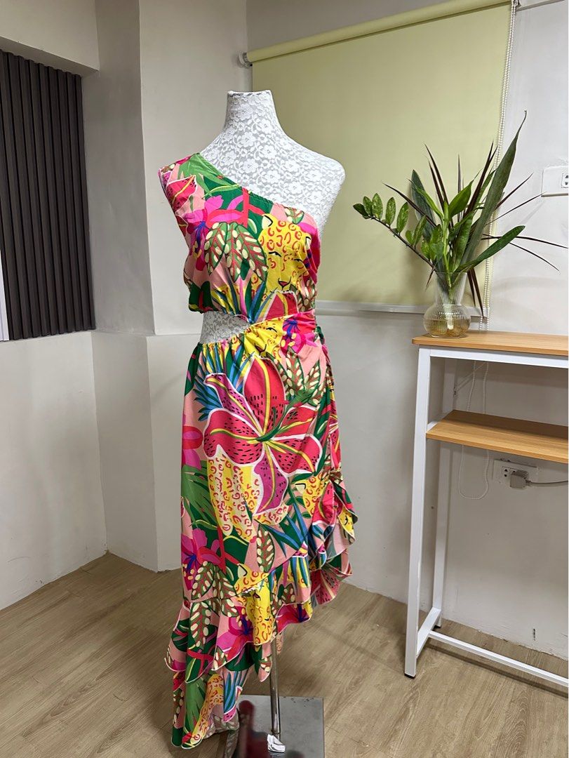 Beach high low dress (Category: Dresses) located in Quezon City. Submitted by icatagud (Listing ID 1394312154, Image 2). Description: Once lang nagamit medium size nice in actual.