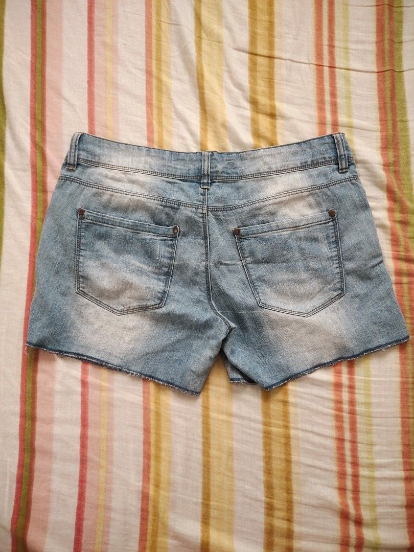 Blue Denim Maong Shorts (Category: Shorts) located in Manila. Submitted by maze.declutter (Listing ID 1394297078, Image 2). Description: - can fit 30-32 - maganda din fit neto but need to let go since di nako mahilig sa short shorts .