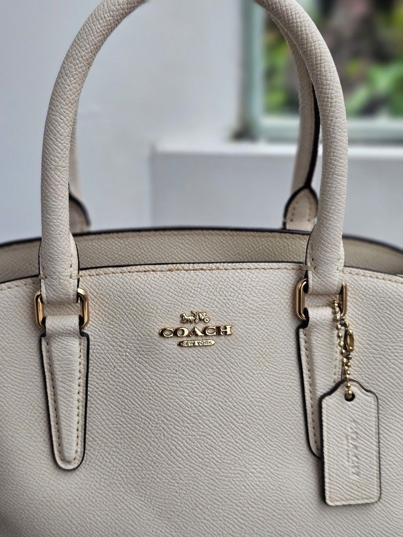 COACH White Mini Sage Carryall Rouge (Category: Luxury Bags & Wallets) located in Baguio. Submitted by kayeonlineshop (Listing ID 1394235628, Image 3). Description: 👜 Two-way Bag w/ detachable sling 👜 Pre-owned Authentic 👜 3 compartment ( zip center & snap closure) 👜 Good Condition (may kunting rubs sa corner) 👜 Via Measuring Tape: H (7"), L (10"), W (4") 📌 Shipping via J&T (no to COD) 🏷 MOP: G-cash / Bank transfer.