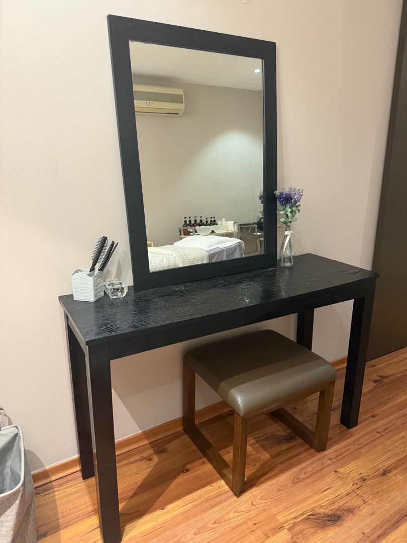 Console Table (Category: Tables & Sets) located in Kuala Lumpur. Submitted by agneslow7 (Listing ID 1394217254, Image 2). Description: .